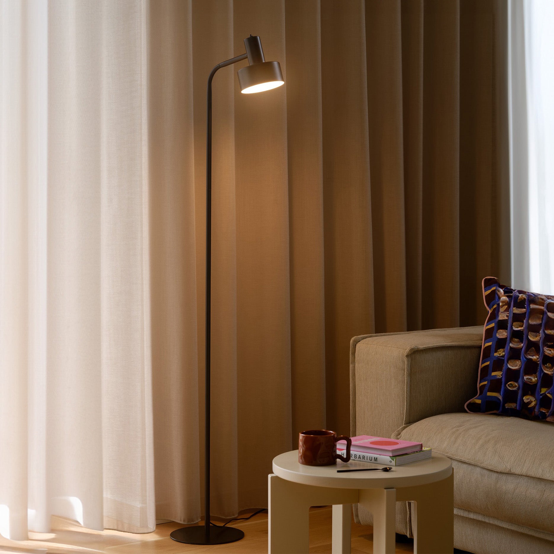 Matis Stehlampe schwarz